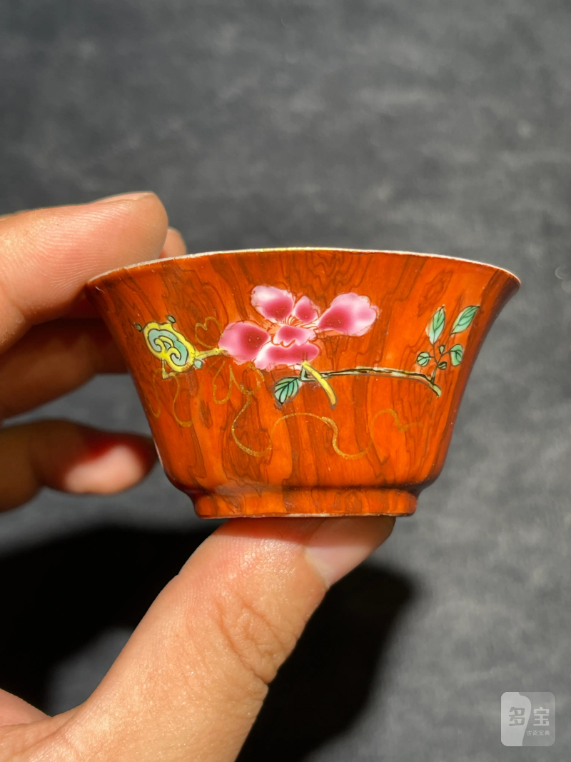 清雍正 仿木纹釉粉彩富贵如意纹杯碟套 - 图3